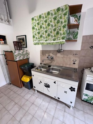 Fridge, oven, stovetop, coffee/tea maker