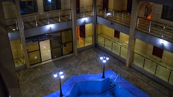 室外游泳池,池畔遮阳伞,日光浴躺椅