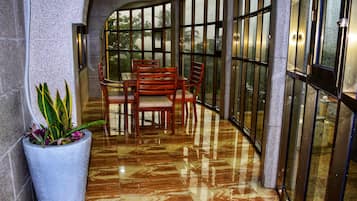 Habitación cuádruple ejecutiva, varias camas | Vistas del balcón