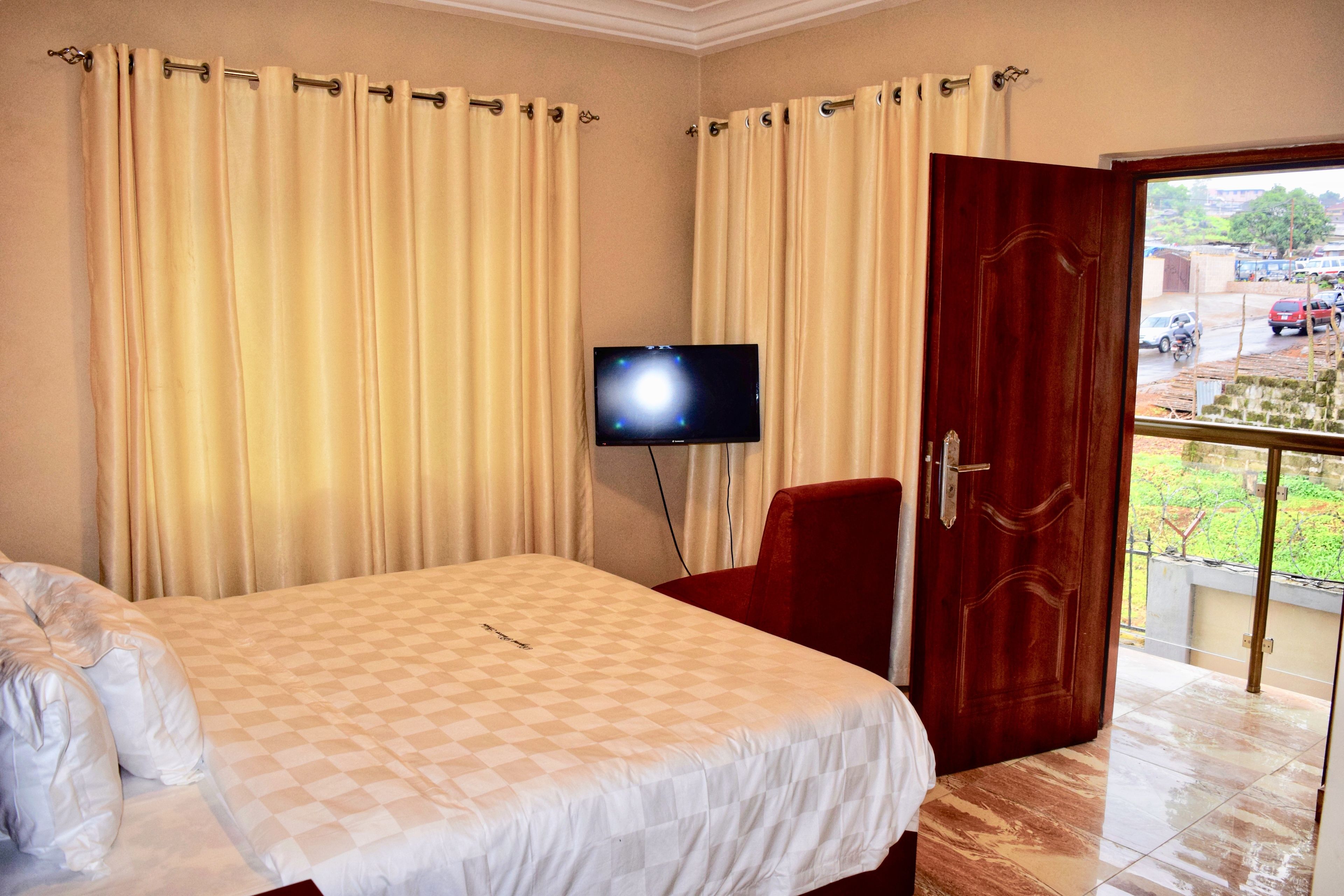 Deluxe Single Room, 1 King Bed | Down comforters, memory foam beds, in-room safe, blackout drapes