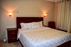 Habitación individual Deluxe, 1 cama de matrimonio grande | Edredones de plumas, colchones viscoelásticos, caja fuerte