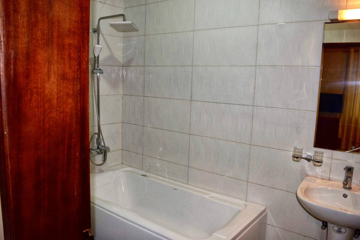 Combined shower/tub, deep soaking tub, rainfall showerhead