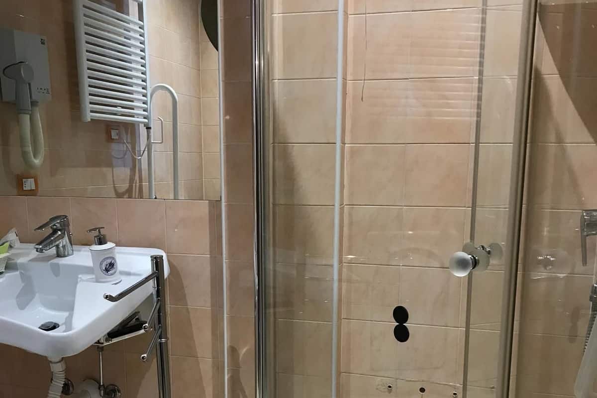 Phòng đôi, phù hợp cho người khuyết tật | Phòng tắm | Buồng tắm vòi sen, đồ dùng nhà tắm miễn phí, máy sấy tóc 
