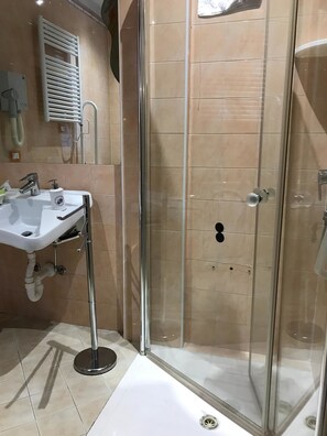 Double Room, Accessible | Bathroom | Shower, free toiletries, hair dryer, bidet - Hotel Daisy (San Giovanni Lupatoto)