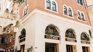 A building with a bakery, kitchen, and wine bar on the ground floor. - Abokamento Boutique Rooms (Split)