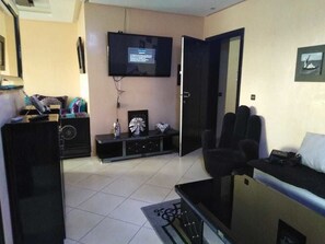 City-Apartment, Nichtraucher, Stadtblick | Wohnbereich | 42-Zoll-Flachbildfernseher mit Satellitenempfang, Fernseher