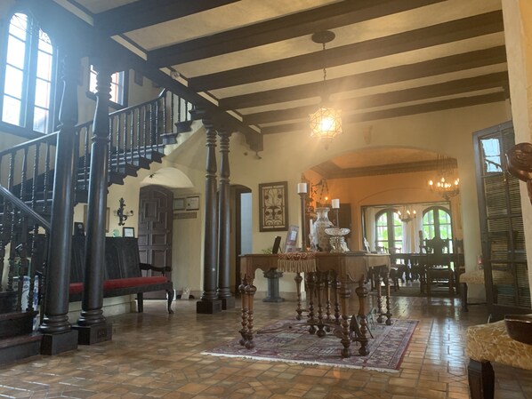 Interior entrance - The Villa Bed and Breakfast (Daytona Beach)