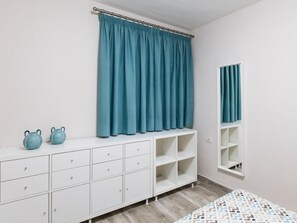 2 bedrooms, iron/ironing board, Internet