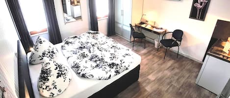 Habitación doble superior, 1 cama Queen size, para no fumadores, refrigerador y microondas | Escritorio, espacio para trabajar con laptop y cortinas blackout