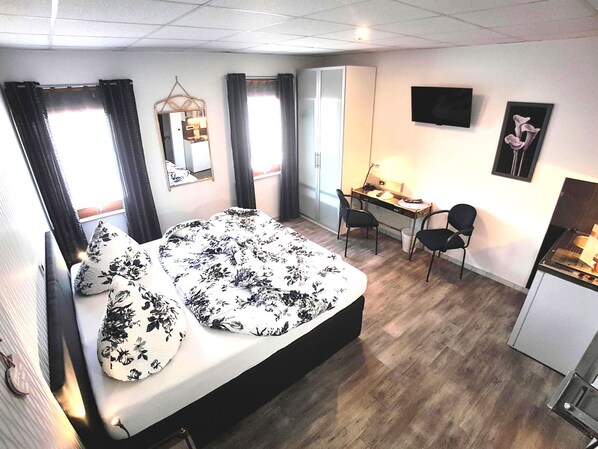 Superior Double Room, 1 Queen Bed, Non Smoking, Refrigerator & Microwave - Gästezimmer Burgplatz (Sinsheim)