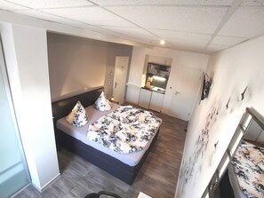 Habitación doble superior, 1 cama Queen size, para no fumadores, refrigerador y microondas | Escritorio, espacio para trabajar con laptop y cortinas blackout 