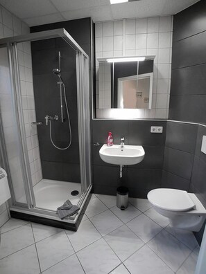 Chambre simple supérieure, 1 lit jumeau, non-fumeur, réfrigérateur et four à micro-ondes | Salle de bain | Douche, séchoir à cheveux, serviettes fournies, savon