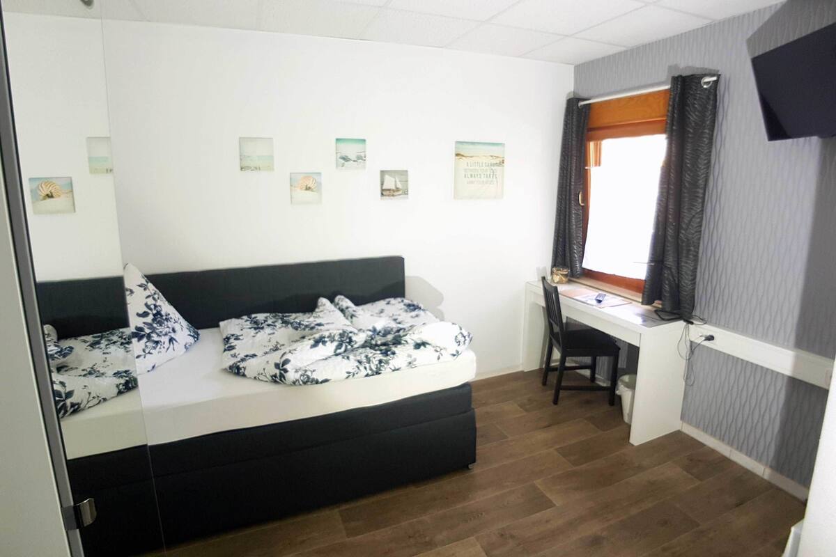 Superior Single Room, 1 Single Bed, Non Smoking, Refrigerator & Microwave | Desk, laptop workspace, blackout curtains, rollaway beds