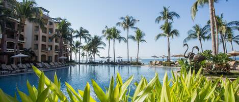 Een buitenzwembad en een verwarmd zwembad