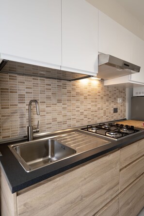 Réfrigérateur, micro-ondes, plaque de cuisson, cafetière/bouilloire