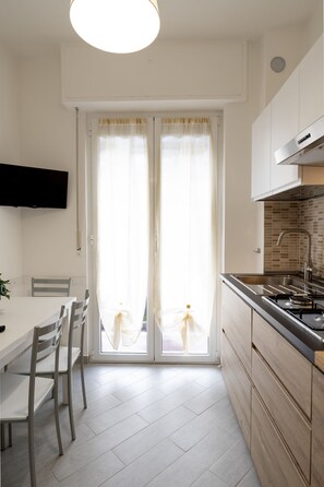 Réfrigérateur, micro-ondes, plaque de cuisson, cafetière/bouilloire