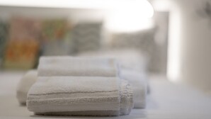 Neatly folded white towels stacked on a white surface in a room with a blurred background. - Fornaci 2 - 2-4 people 100 meters from the sea (Pietra Ligure)