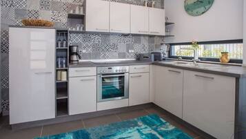 Fridge, oven, stovetop, dishwasher