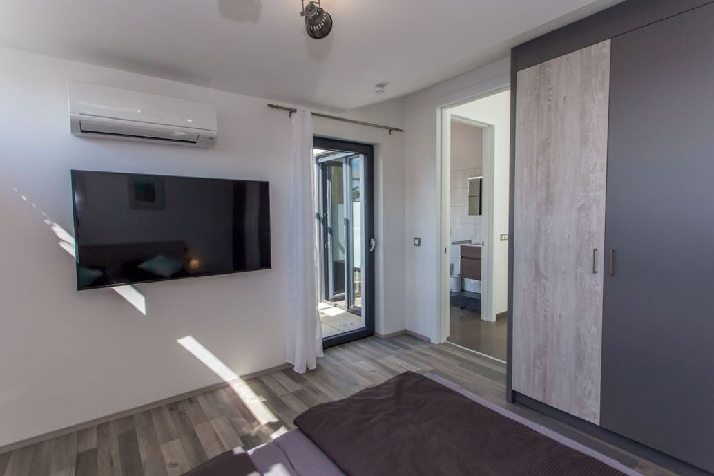 3 bedrooms, iron/ironing board, travel crib, WiFi