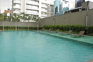 A heated pool - Spacious and fully equipped studio in Berrini Ponte Estaiada (Cidade Monções)