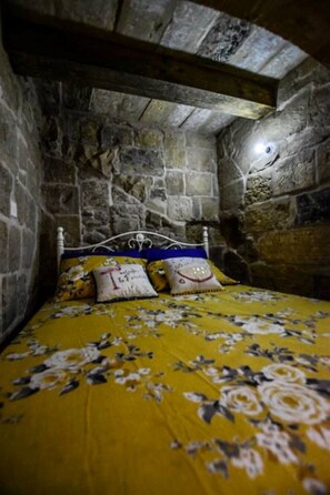 3 bedrooms, desk, iron/ironing board, WiFi - Historic Townhouse in Birgu Center (Il-Birgu)