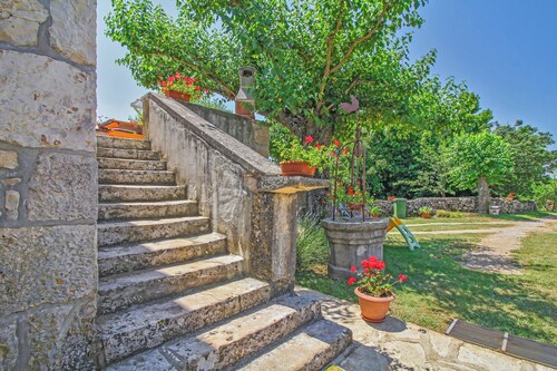 Holiday cottage Erika * 6000 m2 garden, playground, BBQ, dogs welcome