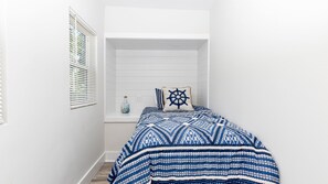 3 habitaciones, escritorio y tabla de planchar con plancha 