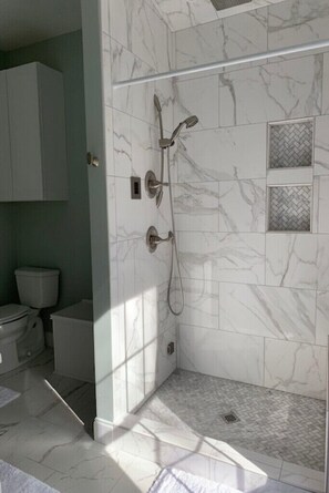 Shower, hair dryer, bidet, towels