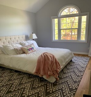 3 bedrooms, desk, iron/ironing board, free WiFi - Especially for High Point Furniture Market goers.  (Greensboro)