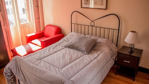 City-Apartment, 1 Doppelbett, Balkon, Stadtblick | Individuell dekoriert, individuell eingerichtet, Bügeleisen/Bügelbrett