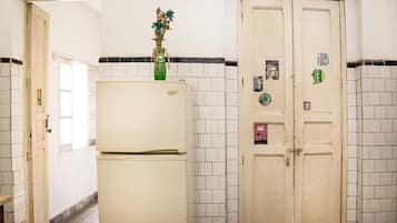 Refrigerador, microondas, parrilla de estufa y cafetera y tetera