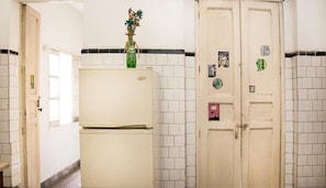 Refrigerador, microondas, parrilla de estufa y cafetera y tetera