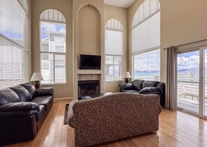TV, fireplace