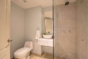 Bañera con ducha, toallas