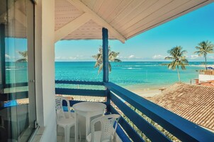 Minibar, decoración personalizada, muebles diferentes y escritorio 