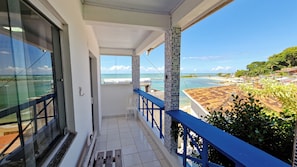 Apartamento Triplo Vista Mar | Minibar, individually decorated, individually furnished, desk