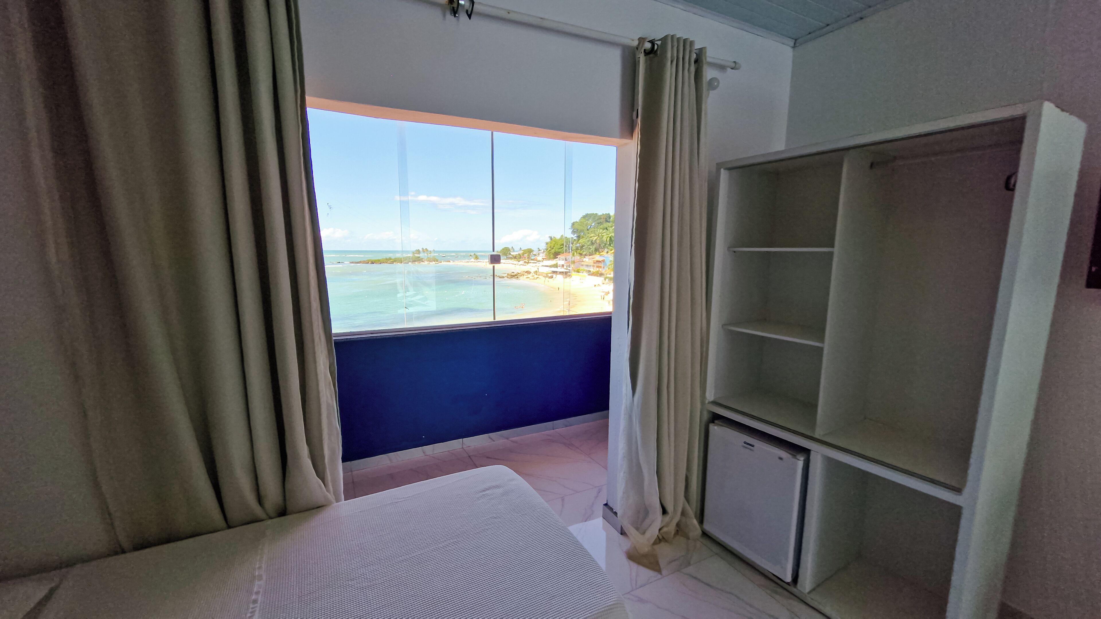 Apartamento Casal com Varanda e Vista Mar | Minibar, decoración personalizada, muebles diferentes y escritorio 