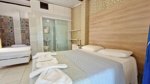 Minibar, decoración personalizada, muebles diferentes y escritorio 