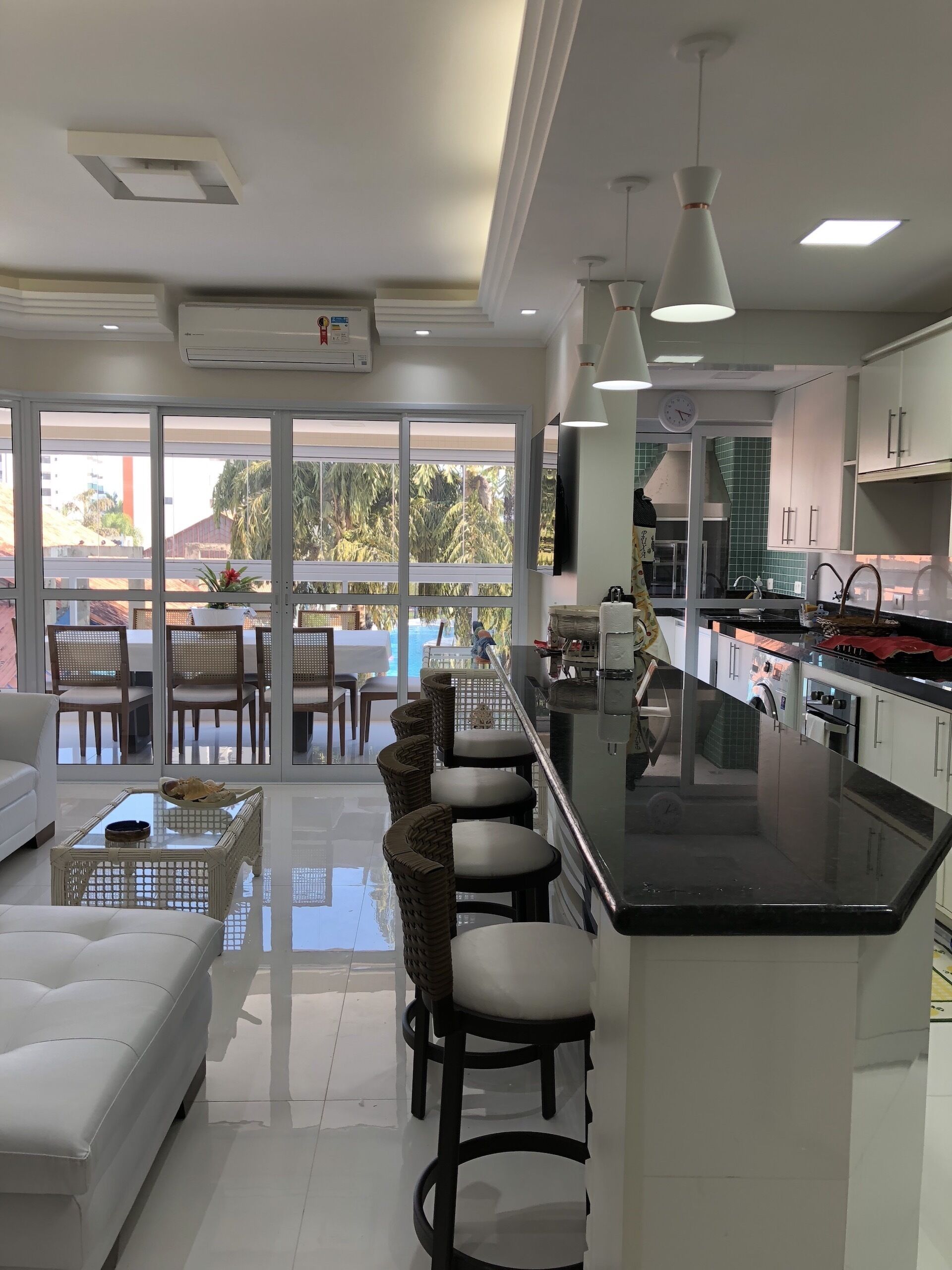 Geladeira, micro-ondas, fogão, cooktop