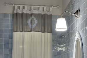 Secadora de cabello, toallas, jabón, shampoo 