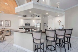 Fridge, microwave, oven, stovetop - Cape Vista Tropical Waterfront Vacation Home Cape (Cape Coral)