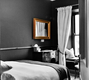 Comfort eenpersoonskamer | Hypoallergeen beddengoed, verduisterende gordijnen, geluiddichte muren