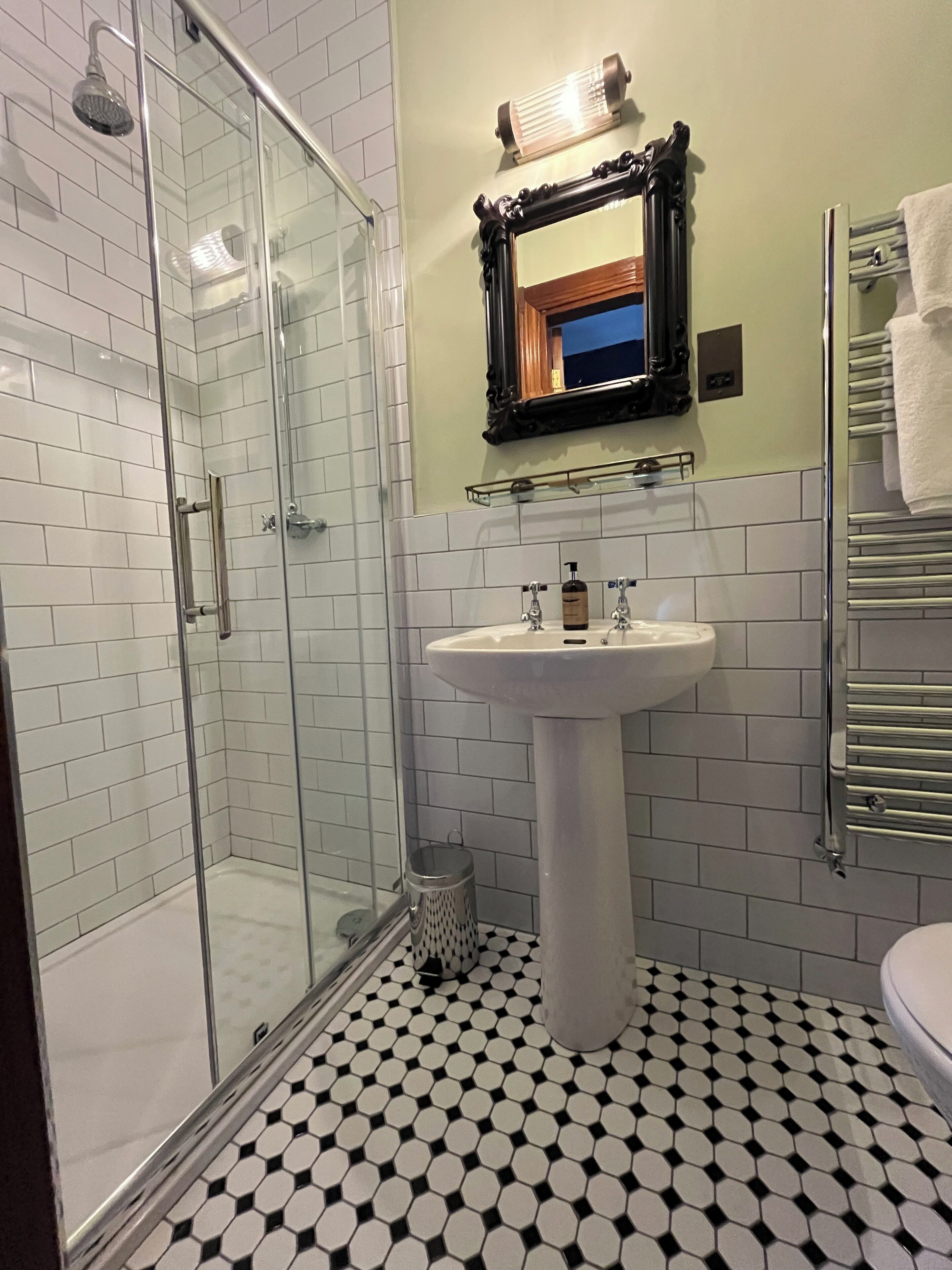 Chambre Simple Confort | Salle de bain | Articles de toilette gratuits, sèche-cheveux, peignoirs, chaussons