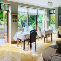 Café da manhã feito na hora todos os dias mediante uma taxa