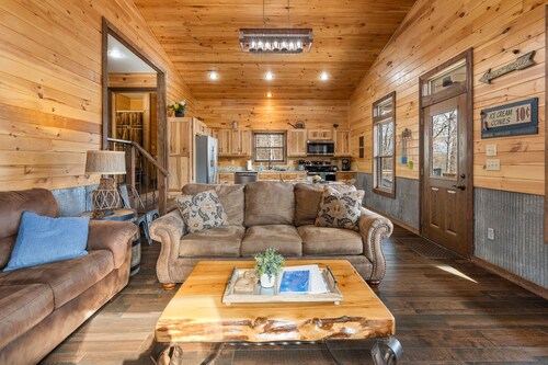 Elegant Cozy Cabin, Jetted 2 person tub, fireplace, king master, canoeing, WIFI