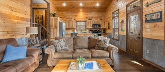 Elegant Cozy Cabin, Jetted 2 person tub, fireplace, king master, canoeing, WIFI