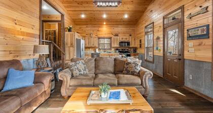 Elegant Cozy Cabin, Jetted 2 person tub, fireplace, king master, canoeing, WIFI