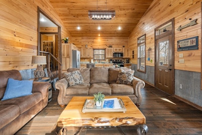 Elegant Cozy Cabin, Jetted 2 person tub, fireplace, king master, canoeing, WIFI