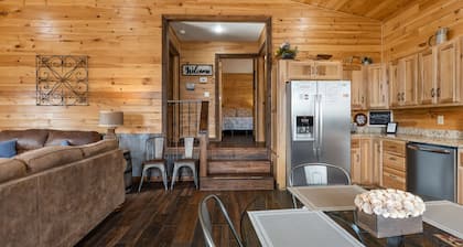 BRANDNEUE Kabine mit 2-Personen-Wanne in Master, Kamin. In der NĂ€he des Buffalo River