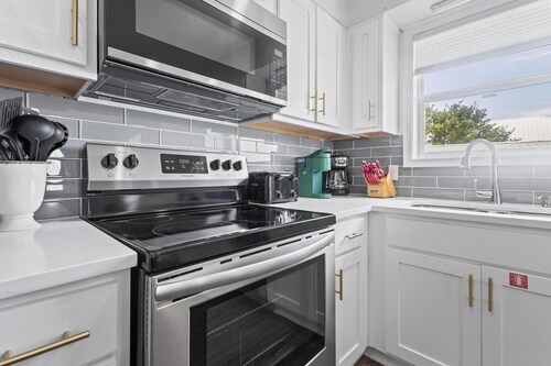 DOG FRIENDLY, POOL, COVERED RELAXING AREAS, PEDESTRIAN CROSSWALK TO BEACH